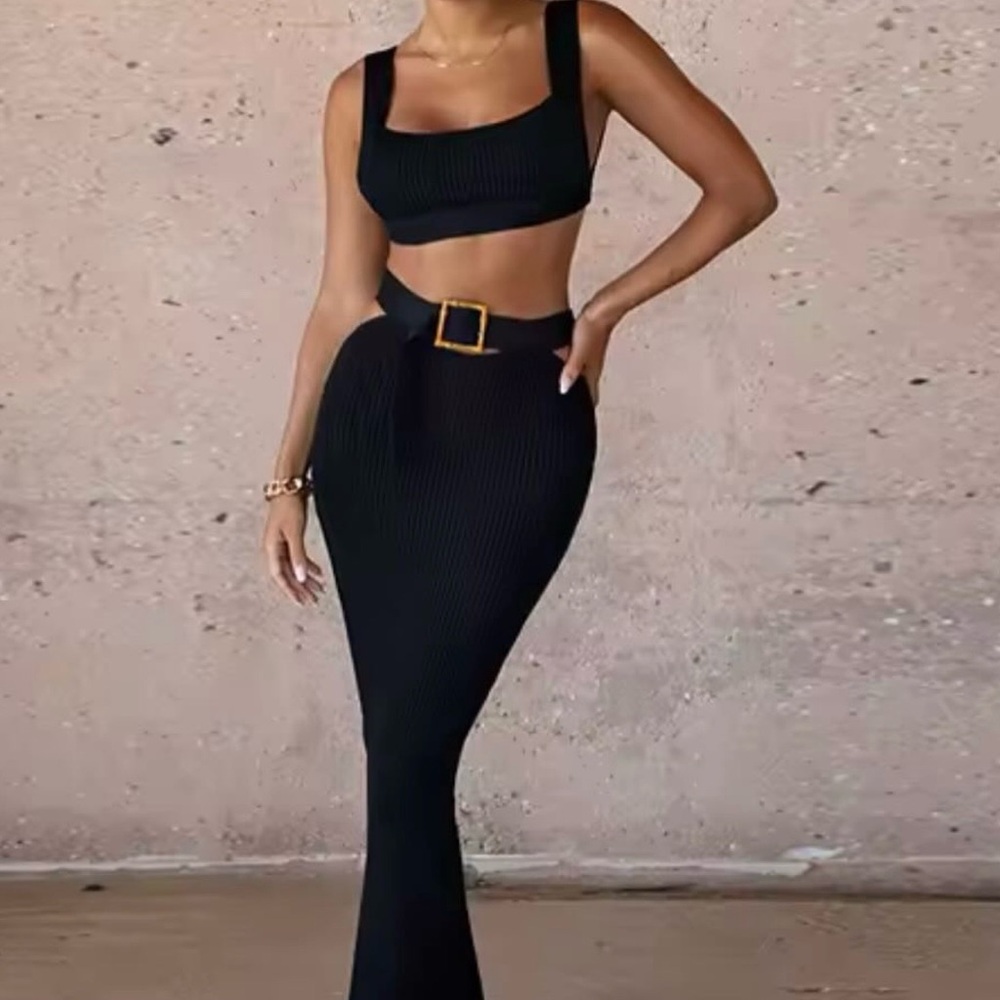 Elegant Black Ribbed Maxi Skirt with Belt